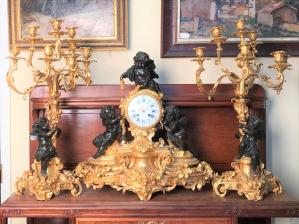 Каминные бронзовые часы с канделябрами Амуры золочение и патина Auguste Lemaire